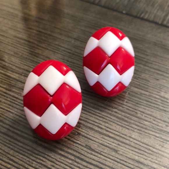 Vintage Avon Acrylic Oval Red & White Check Earrings - Picture 12 of 12